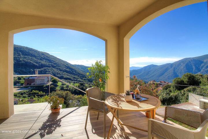 Gîte pour 2 personnes, avec Terrasse ainsi que Jardin et Vue à Sainte-Lucie-de-Tallano