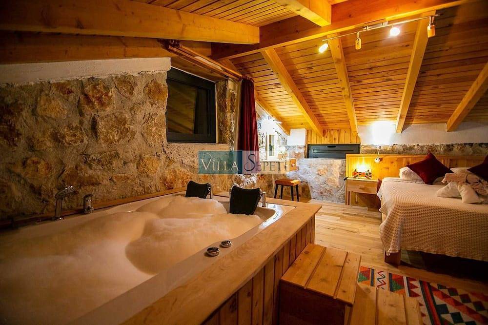 Beautiful stone & wood villa private pool&jacuzi in Kaş, Saklıkent