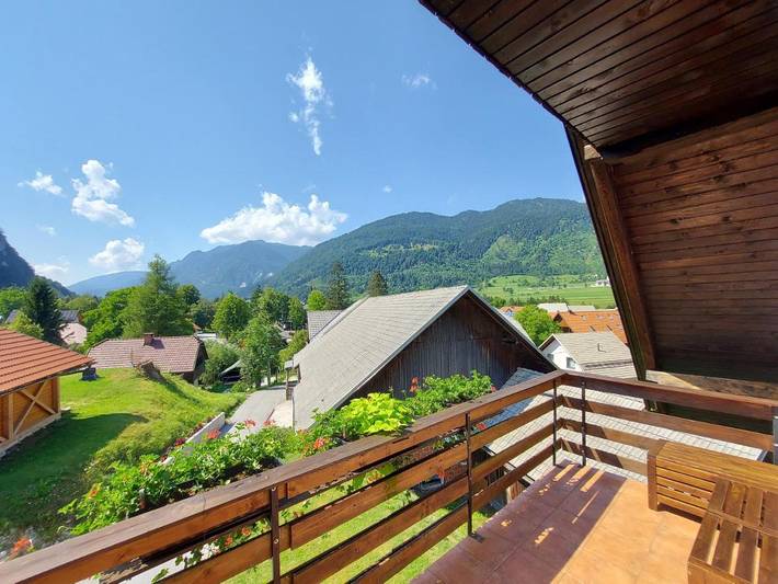 Gîte pour 6 personnes, avec vue et jardin, adapté aux familles dans Mojstrana