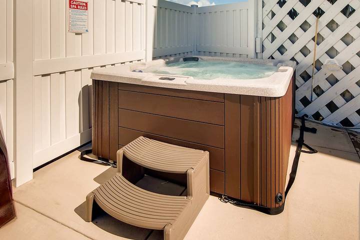 Vacation rental for 10 people, with yard and hot tub, with pets in Rodanthe