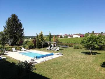 Gîte pour 12 personnes, avec vue ainsi que jardin et piscine à Uchizy