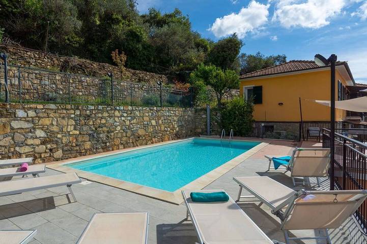 Ferienwohnung für 18 Personen, mit Garten und Terrasse in Pietrabruna