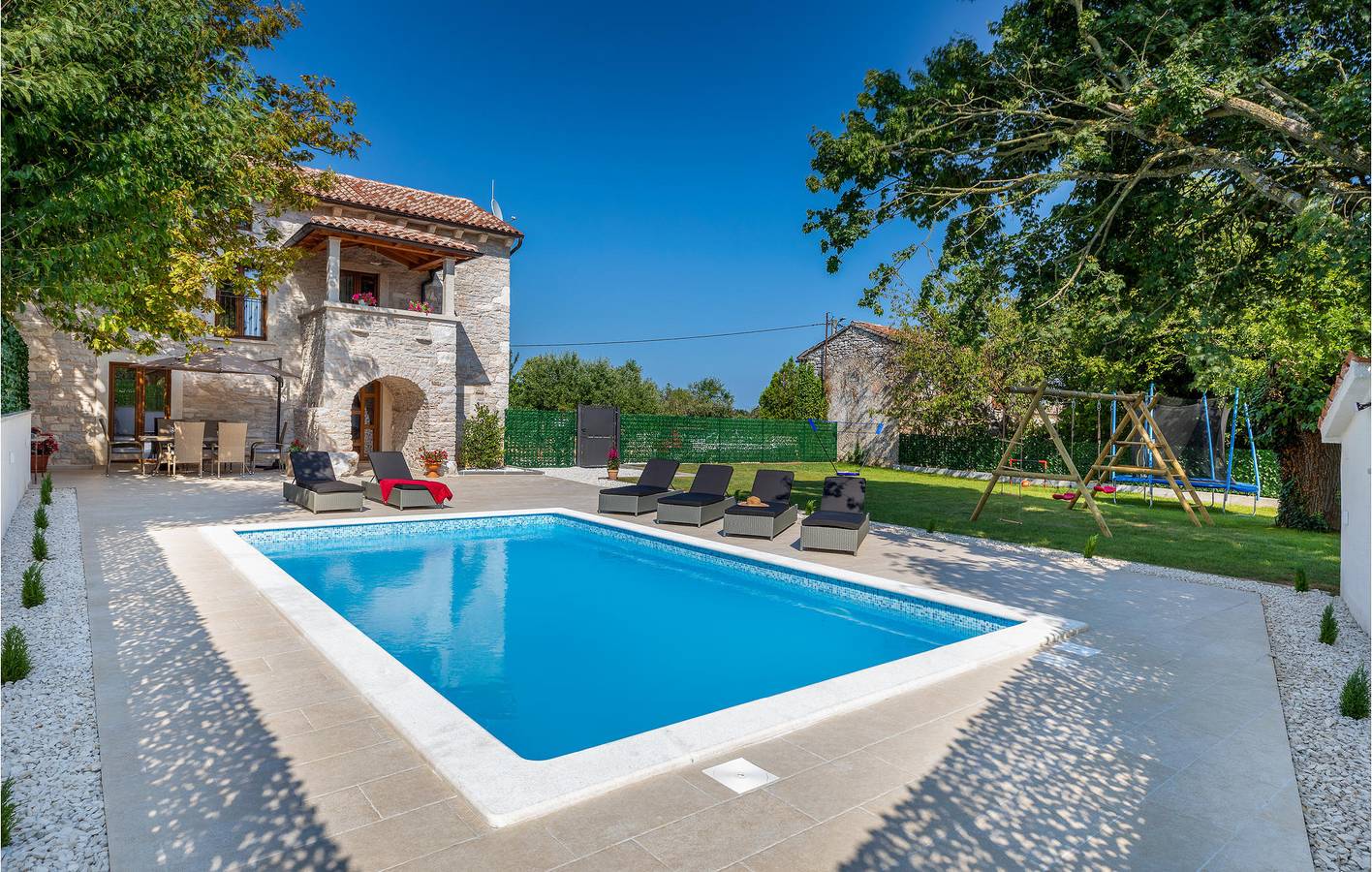 Moderno apartamento de 100 m² con piscina, wifi y aparcamiento, a 700 m del centro de Rajki in Barban, Costa sur de Istria