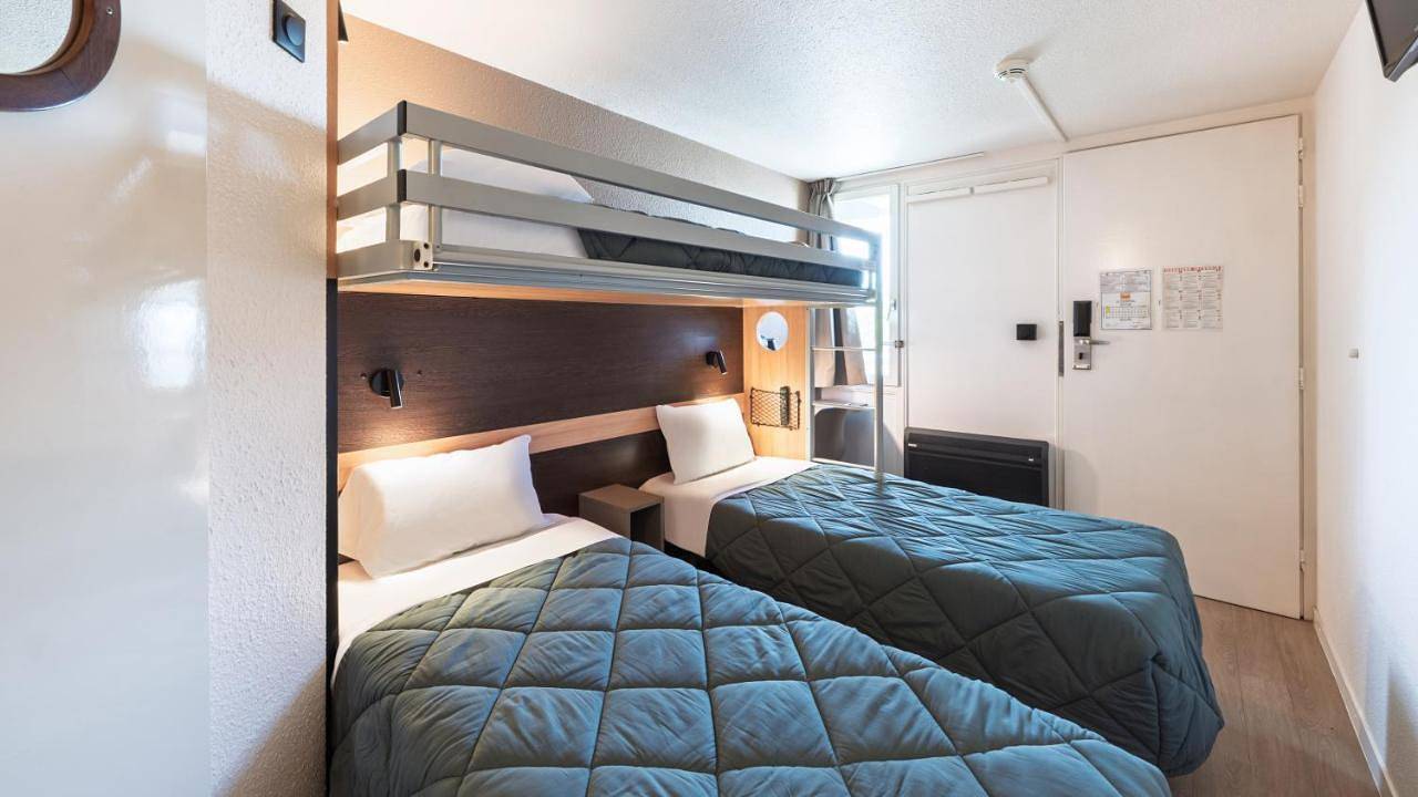 Triple Room (1 Double Bed + 1 Single Bed) in Roncq, Région de Lille