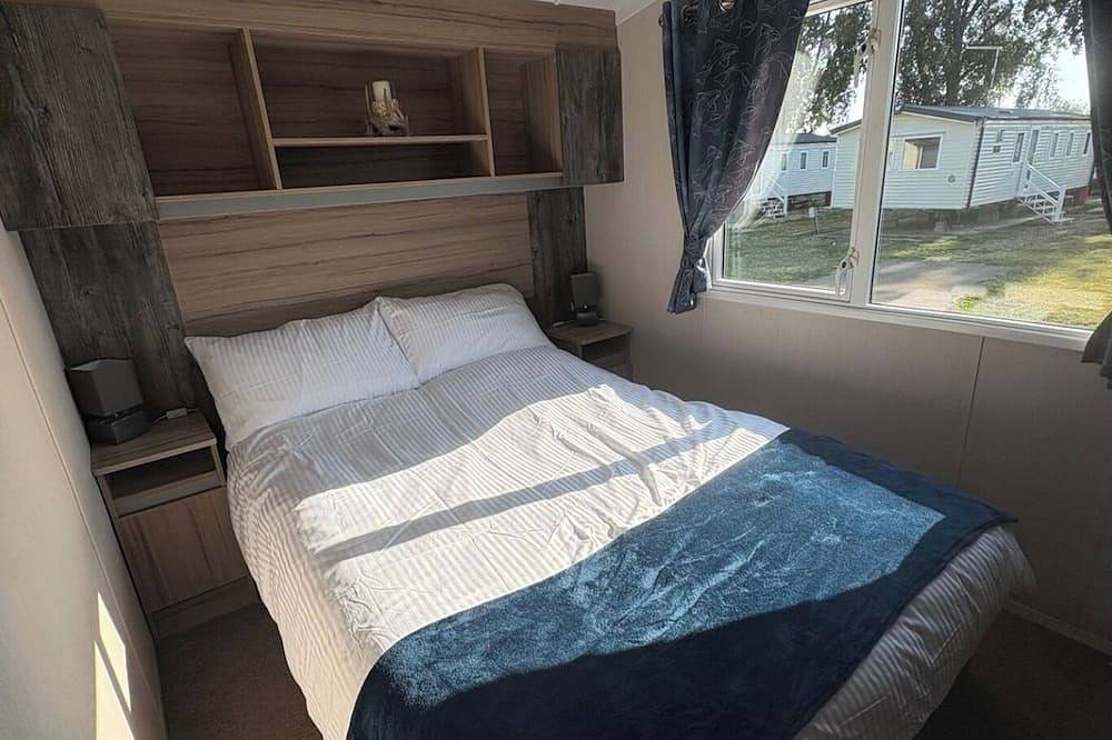 Billing Aquadrome 2-Bed Caravan, Sleeps 6, Parking in Northampton, Northamptonshire
