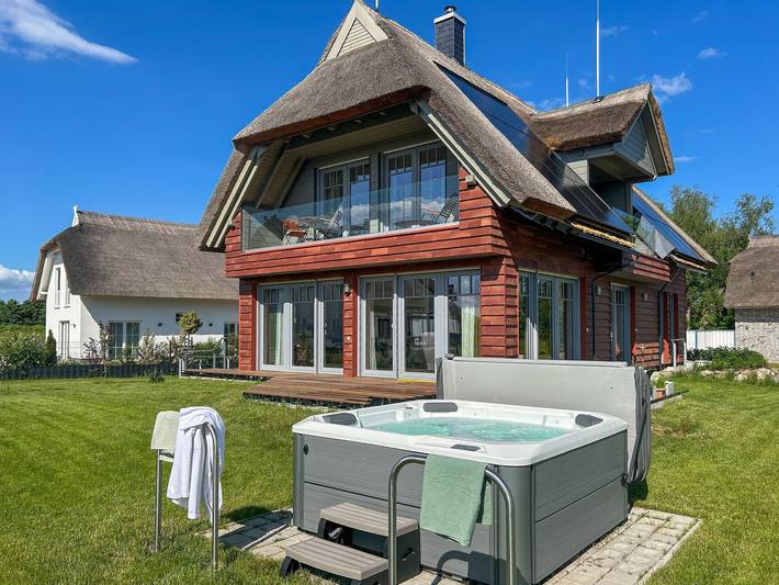 Ferienwohnung für 6 Personen, mit Terrasse und Whirlpool sowie Garten und Pool