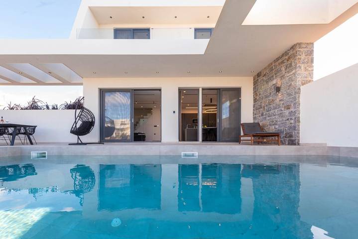 Villa for 4 people, with ocean view and garden as well as pool in Crete