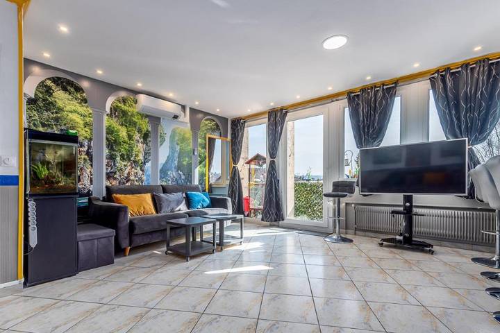 Location de vacances pour 12 personnes, avec Balcon ainsi que Terrasse et Vue à Corbeil-Essonnes