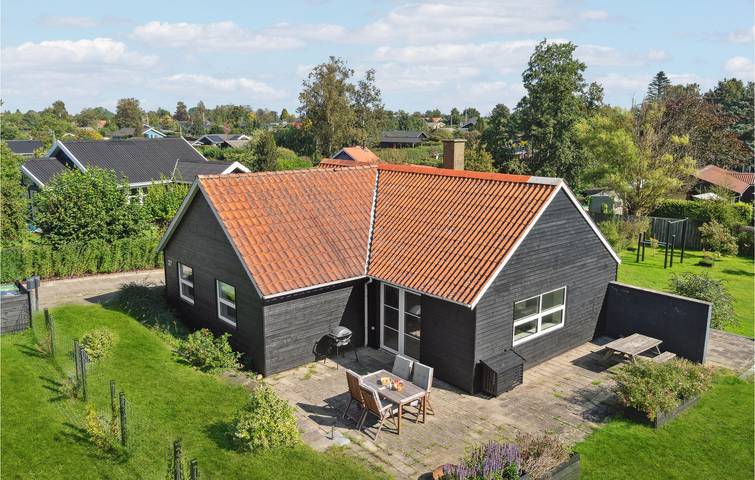 Ferieudlejning for 6 personer, med Terrasse og Have i Ajstrup Strand