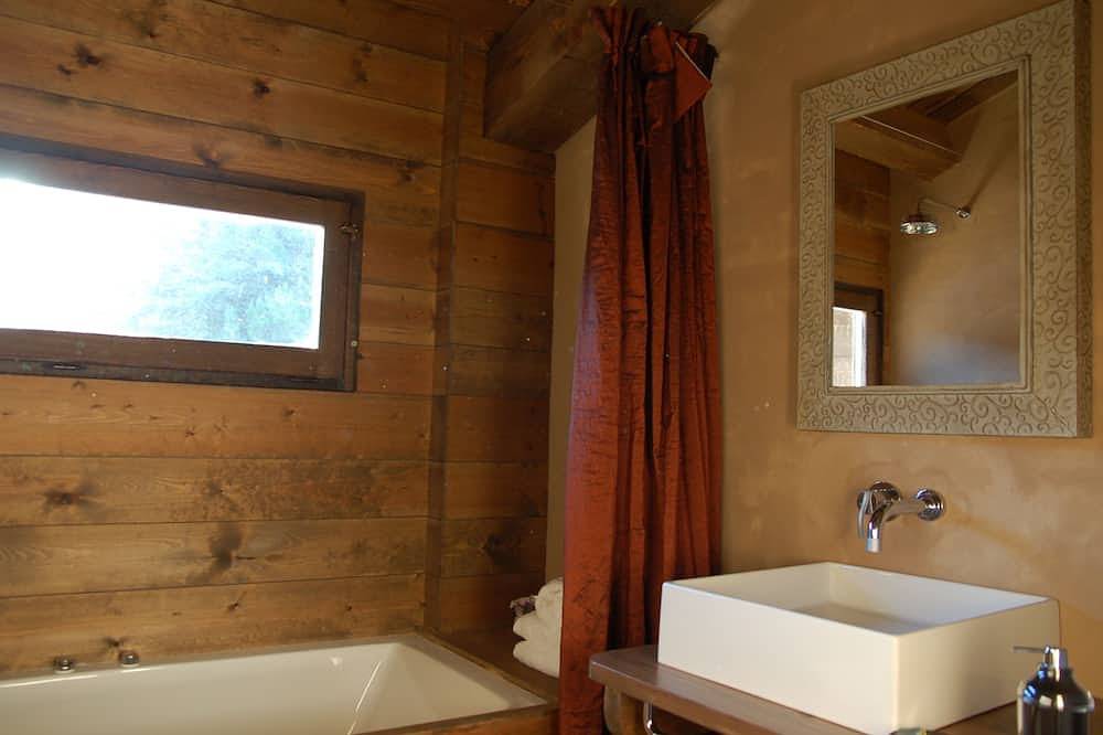 Landhuis met privé zwembad, 4 slaapkamers, allemaal met badkamer, 8-12p in Cardona, Pla de Bages DO