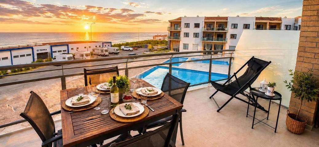 Ferienwohnung für 4 Personen, mit Balkon und Pool sowie Ausblick in Ericeira