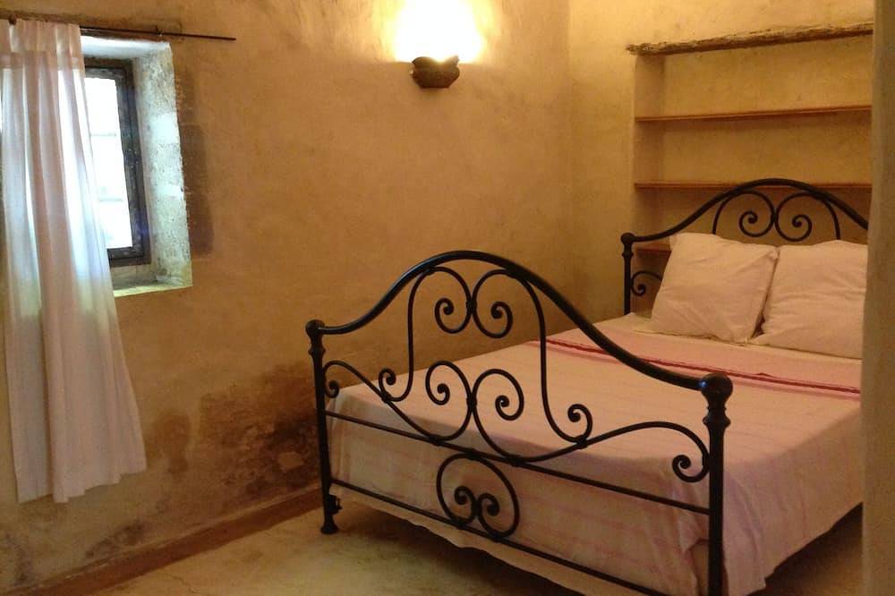 Entire apartment, \"Old Silk Mill\" carastery house in Rochefort-du-Gard, Nimes region