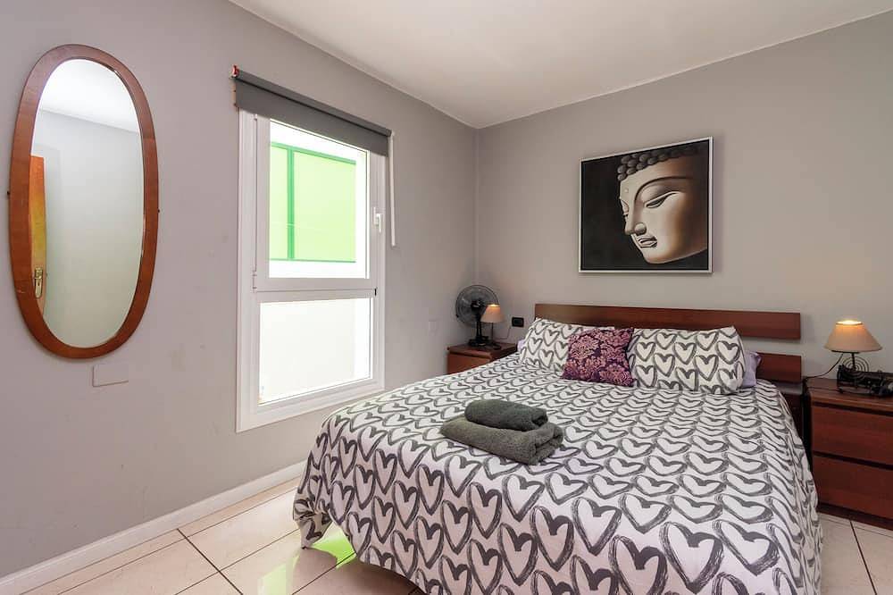 Villa Tricia. Lovely 6 Bedroom Villa. Communal Heated Pool in Playa de las Américas, Arona