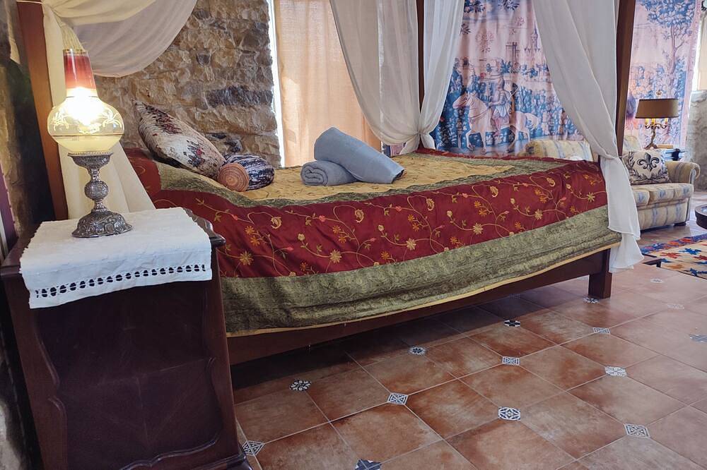 Medieval Stone 5-bedroom house in charming Sintra for your getaway in São João das Lampas e Terrugem, Costa de Lisboa