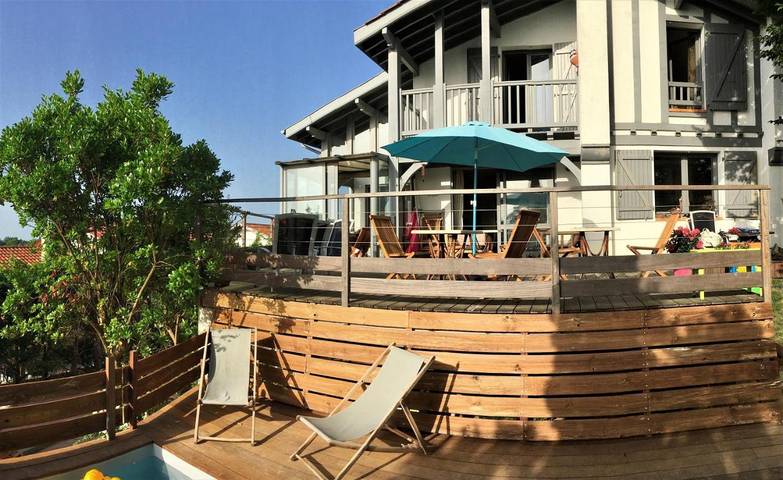 Location de vacances pour 3 personnes, avec terrasse et jardin ainsi que vue et piscine à Hendaye - 2