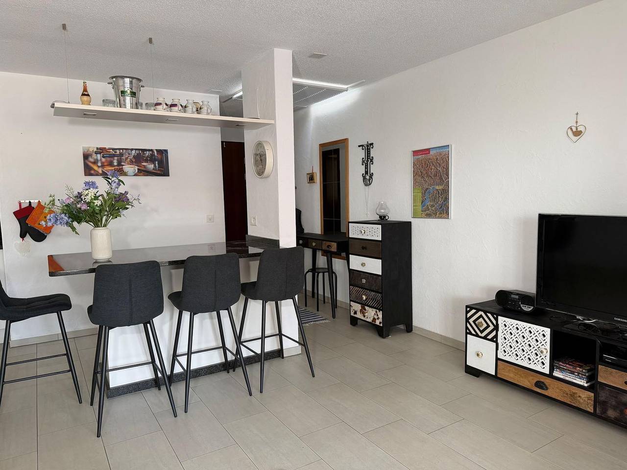 Ganze Wohnung, Kleine nette Ferienwohnung mit Pool und Sauna in Muralto in Muralto, Tessiner Alpen