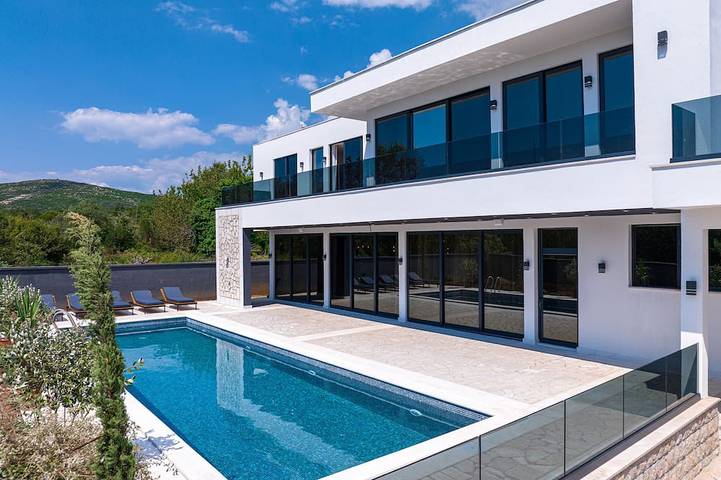 Vacation rental for 9 people, with balcony and yard in Montenegro