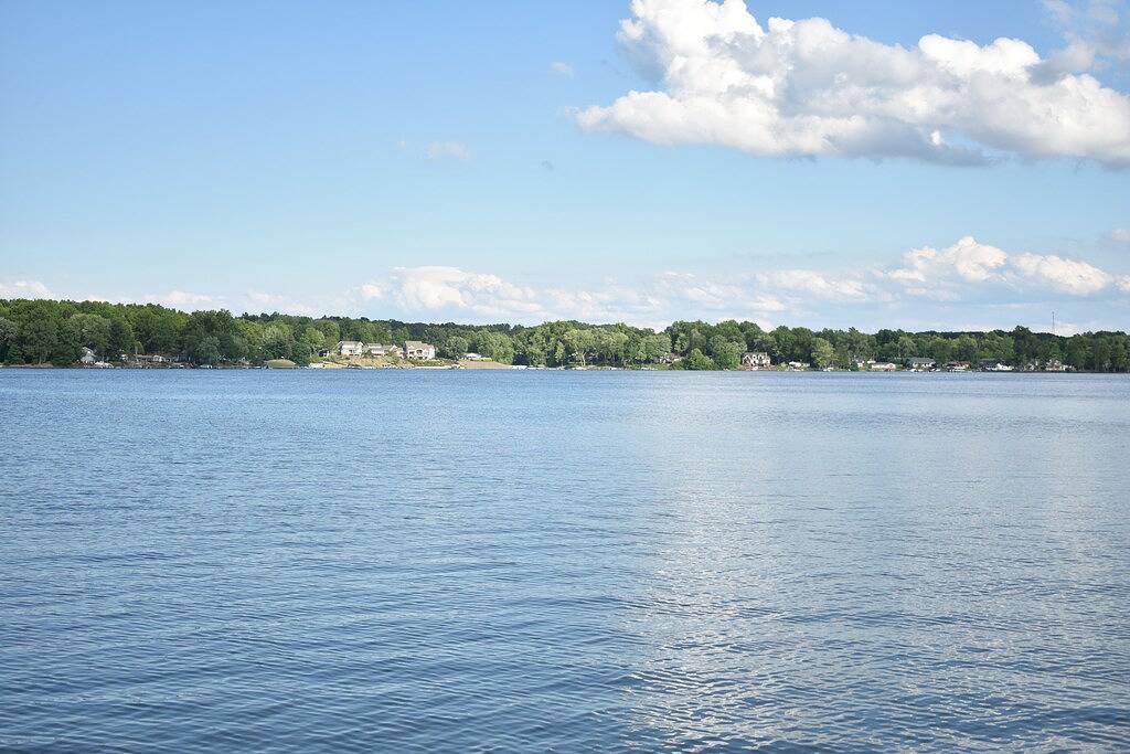 Lakeside living awaits at beautiful Lake Milton, Oh\n with dock across the street in Mahoning County