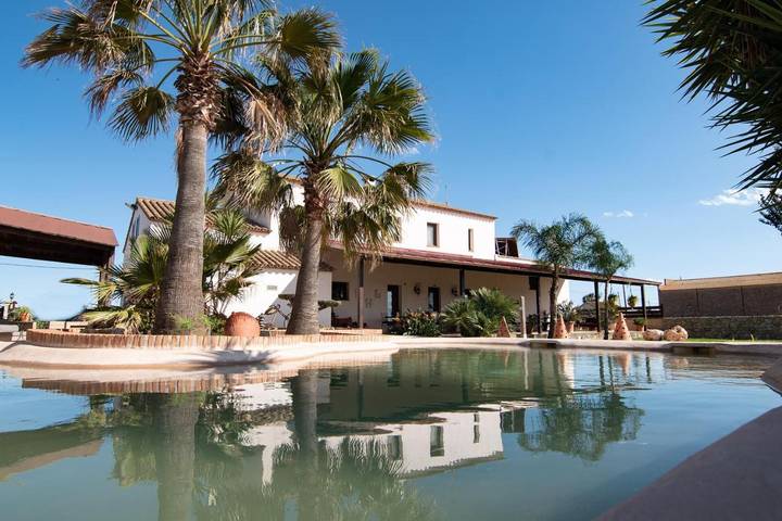 Casa de huéspuedes para 2 personas, con Terraza además de Jardín y Piscina en Deltebre