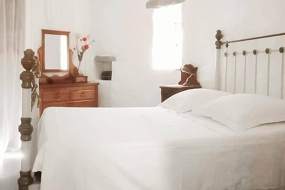 Amazing home in Aimargues with private swimming pool, can be inside or outside in Aimargues, Costa mediterránea (Francia)