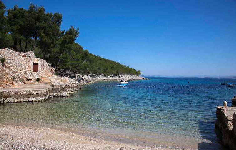 Ganze Ferienwohnung, Charmantes Apartment mit Meerblick, Terrasse und Parkplatz, 1 km vom Strand entfernt in Hvar Stadt, Hvar