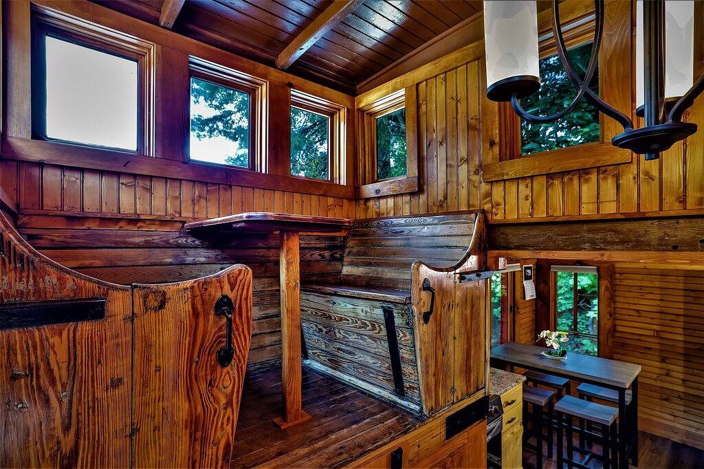 Stunning 1927 Historic Rr Caboose X61 Train car with Master Suite Sleeps 4 in Saluda, Polk County NC