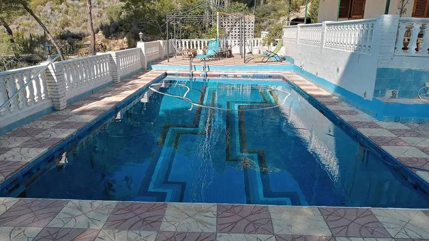 Casa rural para 12 personas, con terraza además de piscina y jardín en Chulilla