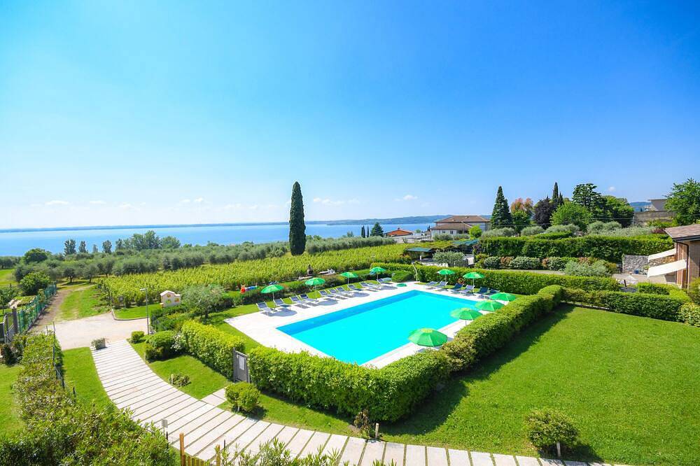 Ferienwohnung mit Pool und Seeblick. Zentrale Lage in gemütlicher Residenz in Moniga del Garda, Gardasee-Berge