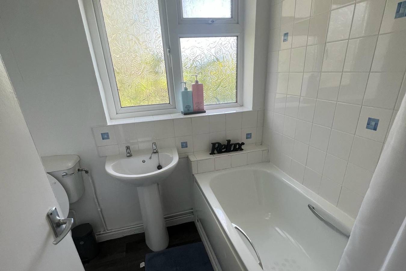 Entire holiday apartment, 1 Bed Apartment - Sleeps 3 - Wifi - Parking in Wolverhampton, Birmingham Area