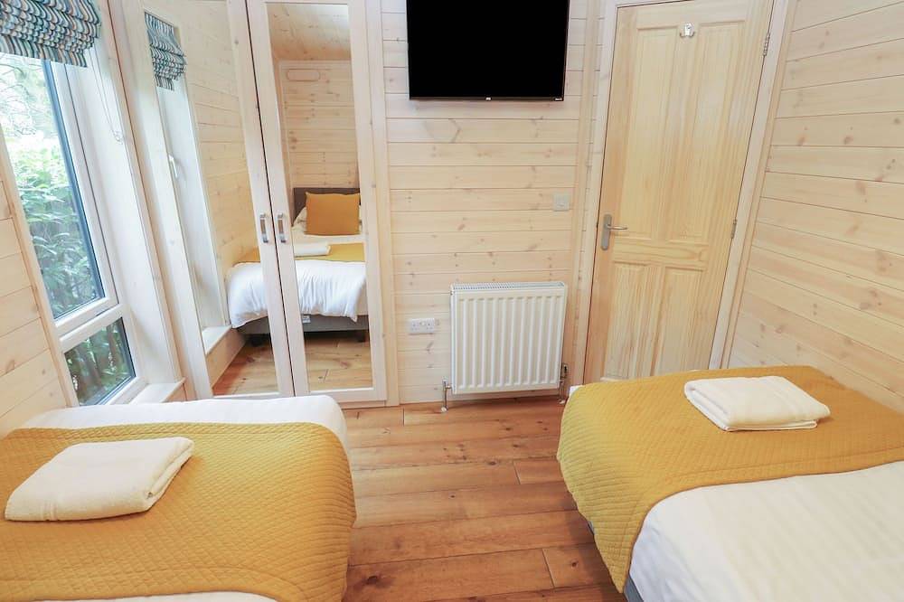 Dovestone Secluded Luxury Lodges (Sleeps 6) - Pets Welcome in Greenfield in Saddleworth, Greater Manchester