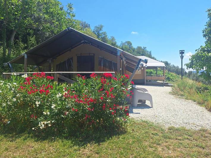Camping für 2 Personen, mit Terrasse und Pool sowie Ausblick in Marche
