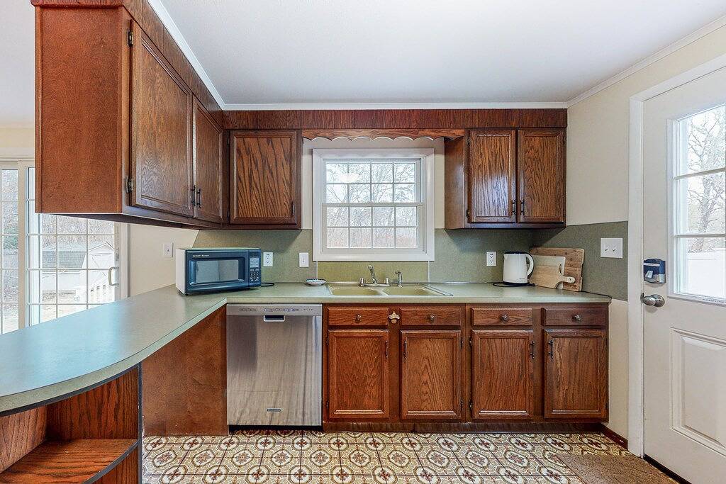 Charming ranch home with fast Wifi, central air conditioning, & a washer/dryer in East Harwich, Harwich