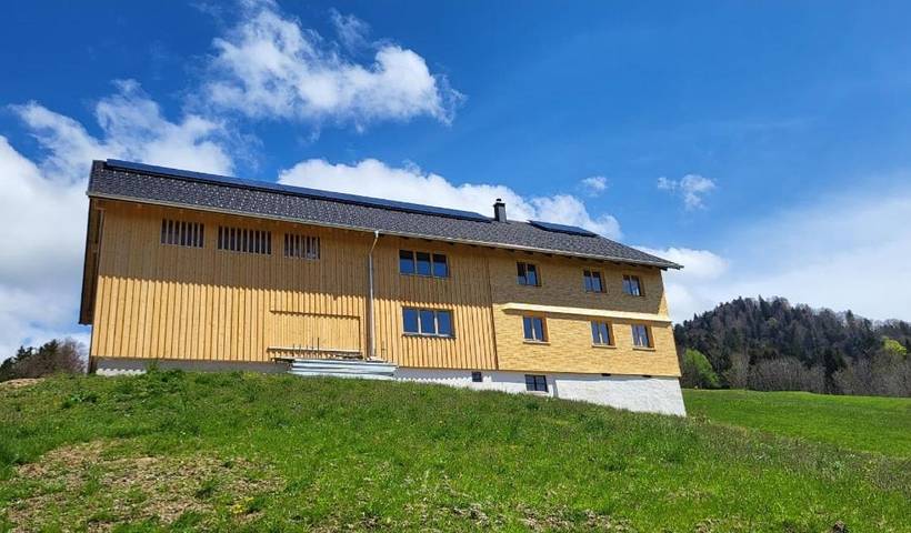 Ferienwohnung für 5 Personen, mit Balkon und Garten sowie Ausblick in Hittisau