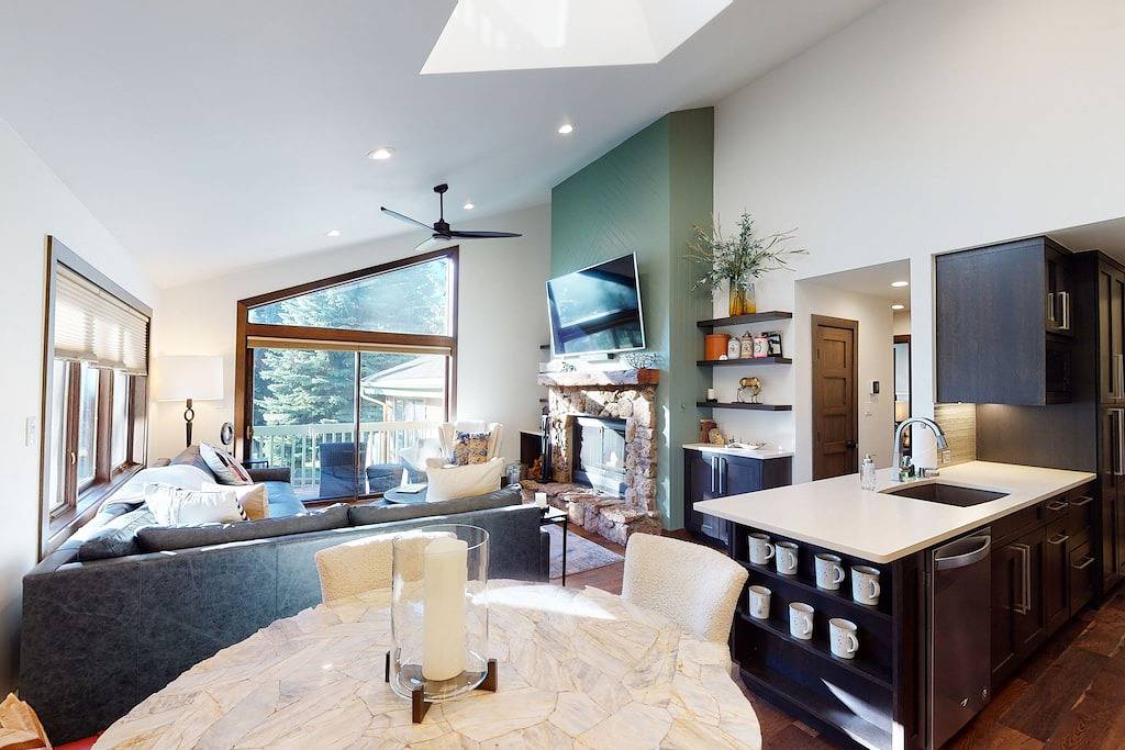 Ganze Wohnung, Modern Mountain Condo w/ Balcony - Walk to the Riverfront Express Gondola in Avon, Beaver Creek