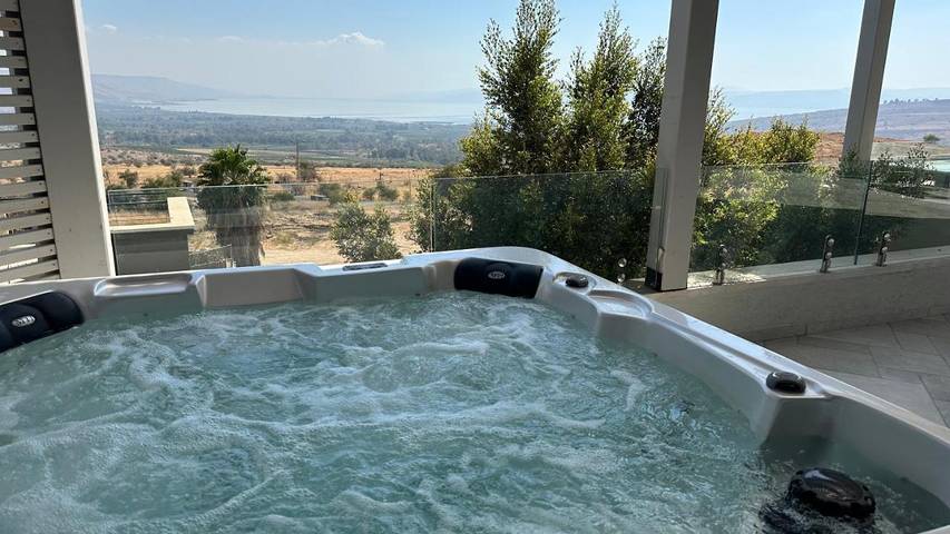 Alojamiento y desayuno para 4 personas, con balcón además de piscina y jacuzzi - 1