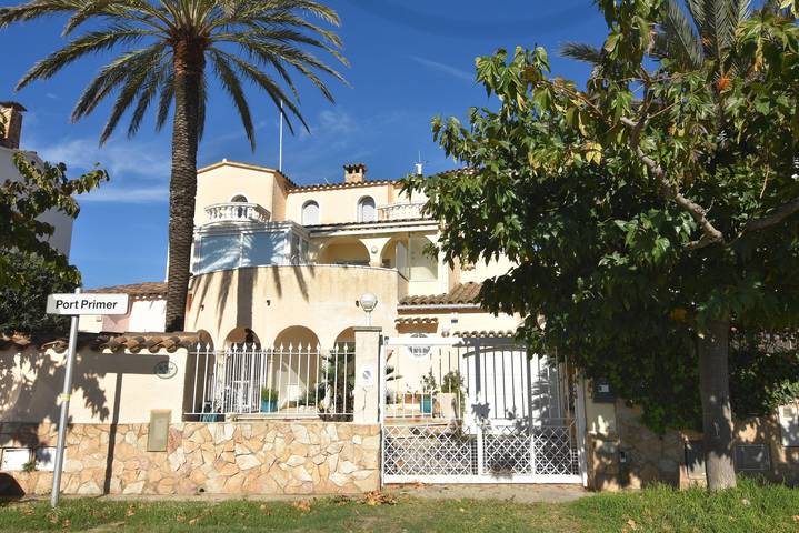 Chalet für 6 Personen, mit Meerblick und Balkon sowie Terrasse und Garten in Empuriabrava