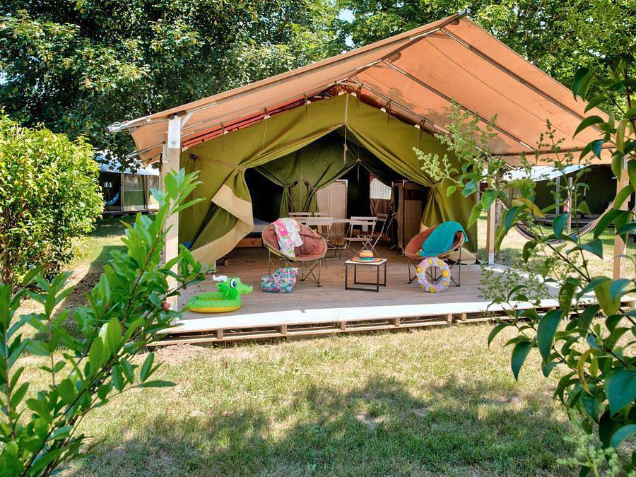 Flower Camping Les Ondines - Bungalow de lona 5 personas - Freeflower Standard 37m² 2 dormitorios incluyendo terraza cubierta 13m² - sin sanitarios in Souillac, Lot