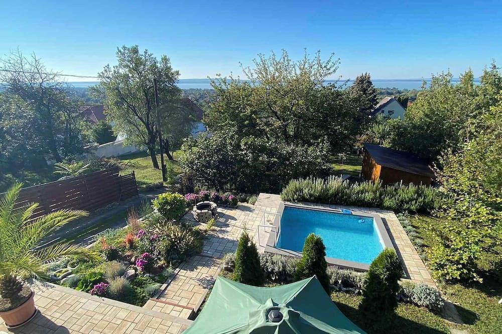 Ferienhaus mit Ausblick und Pool in Vonyarcvashegy, Balaton Hochland Nationalpark