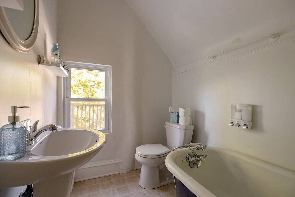 30% Off Spacious Historic Getaway: 5★ Location, Royal Beds, Game Room & Bbq in Kansas City, Missouri