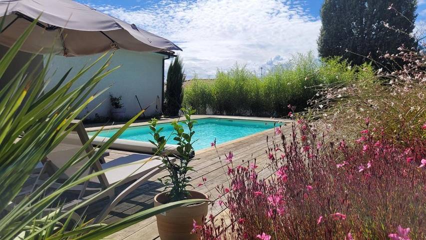 Location de vacances pour 8 personnes, avec vue ainsi que jardin et piscine à Menville