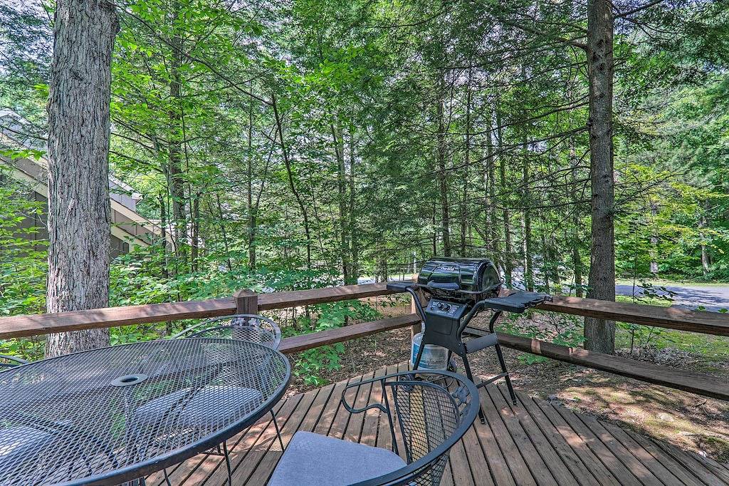 Unwind Fireside & Walk to Slopes! Poconos Getaway in Blakeslee, Carbon County (PA)