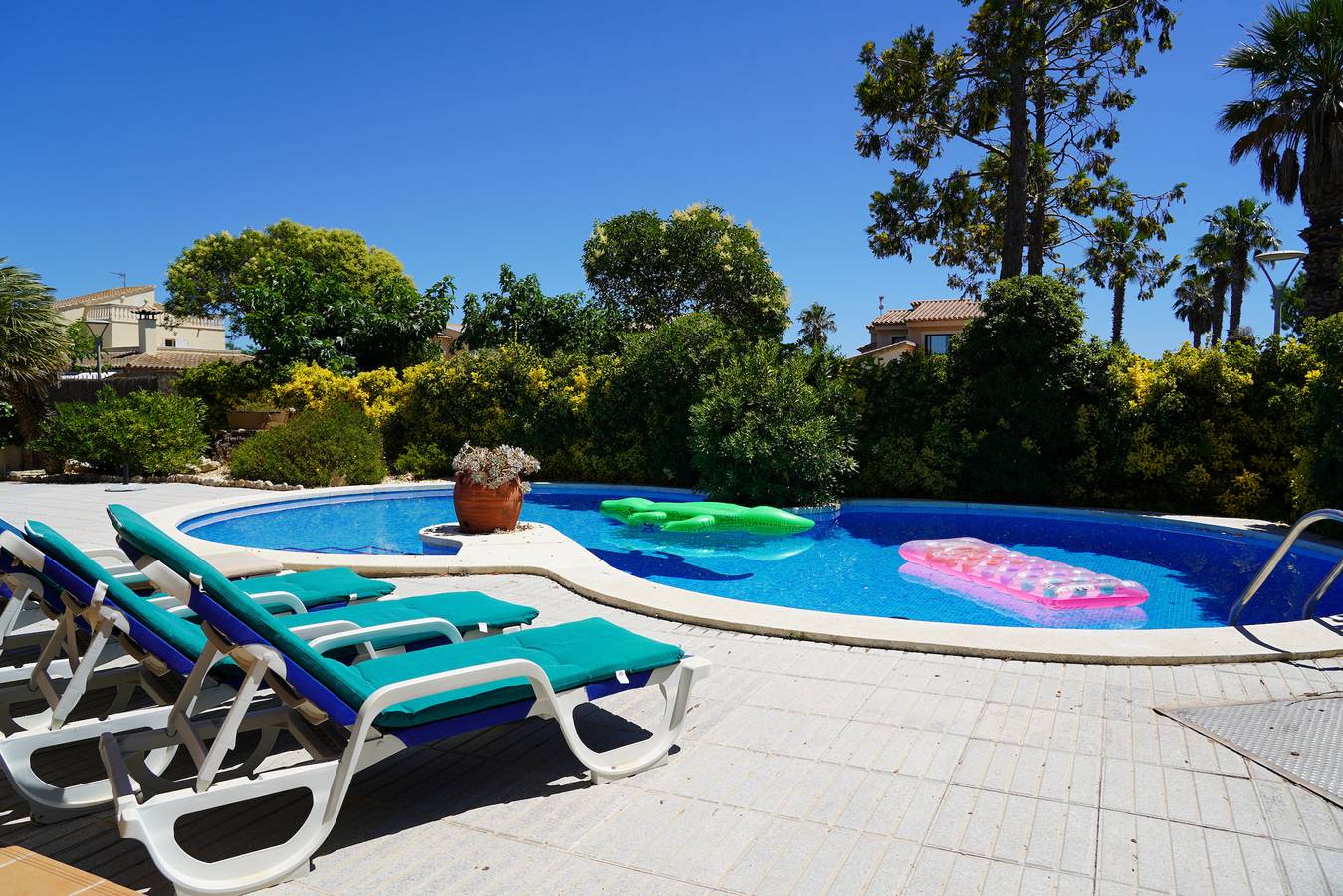 Geräumige Villa mit privatem Pool in Strandnähe an der Costa Brava in Sant Pere Pescador, Oberampurien