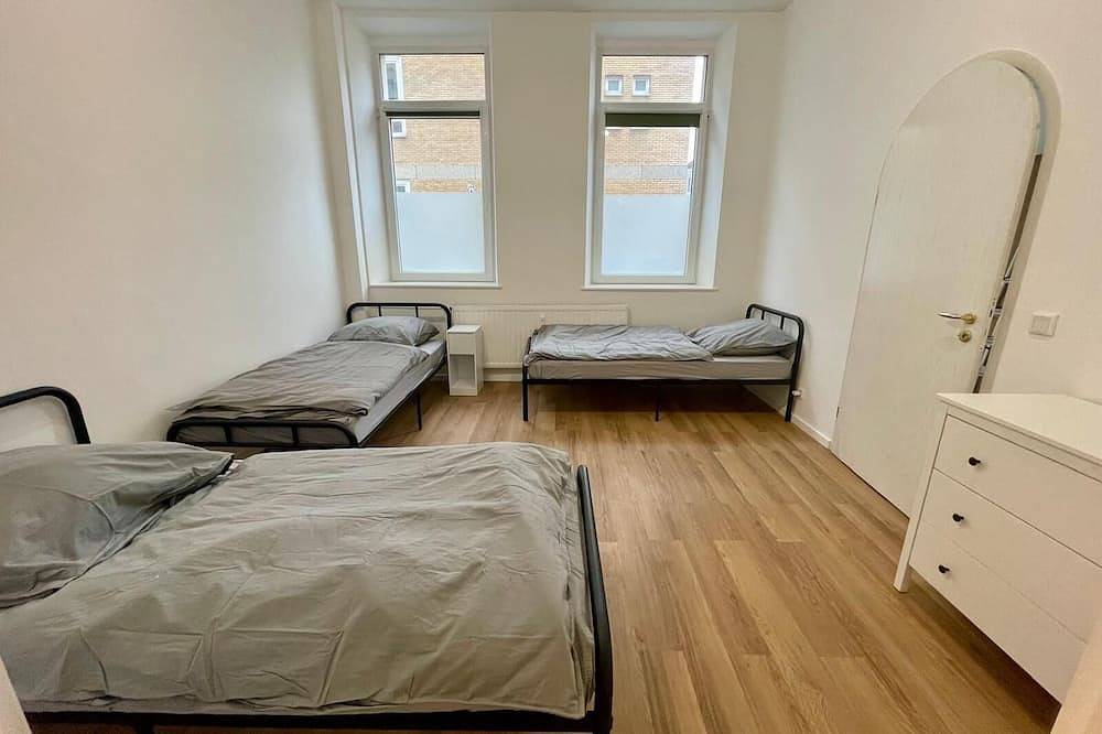 Ganze Wohnung, Homebase mit Küche und 5 Einzelbetten zentral gelegen in Krefeld, Niederrhein
