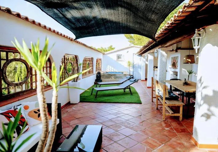 Casa de vacaciones para 4 personas, con vistas además de jardín y piscina - 1