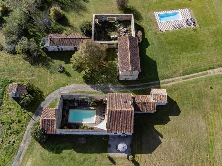 Location de vacances pour 7 personnes, avec terrasse ainsi que jardin et piscine à Champagne-et-Fontaine - 2