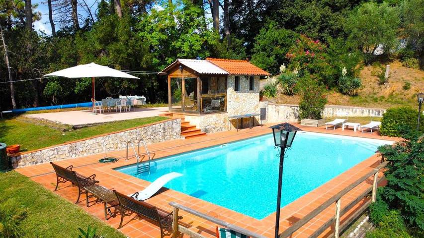 Agriturismo per 8 persone, con Terrazza e Giardino nonché Piscina e Panorama a Massarosa