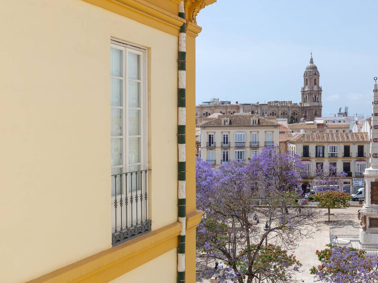 Entire holiday apartment, Apartment overlooking Plaza de la Merced in the building where Picasso was born in Málaga Central District, Malaga