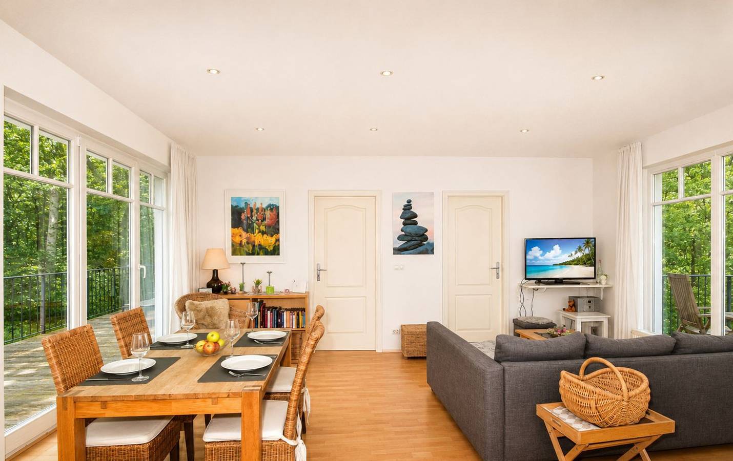 Hel lejlighed, Traumhafte Ferienwohnung für 4 Gäste mit Meerblick, nur 40 Meter vom feinen Sandstrand Warnemünde in Warnemünde Strand, Rostock