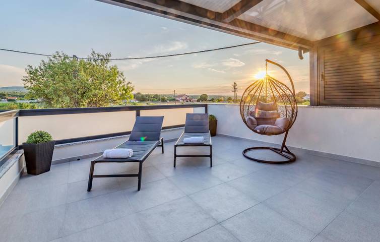 Reizende 2-Zimmer-Wohnung mit Pool, WLAN und Terrasse in Küstennähe in Pridraga, Donji Karin
