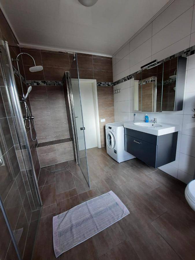 Ferienwohnung für 6 Personen, mit Balkon und Terrasse sowie Garten und Sauna in Schortens - 2